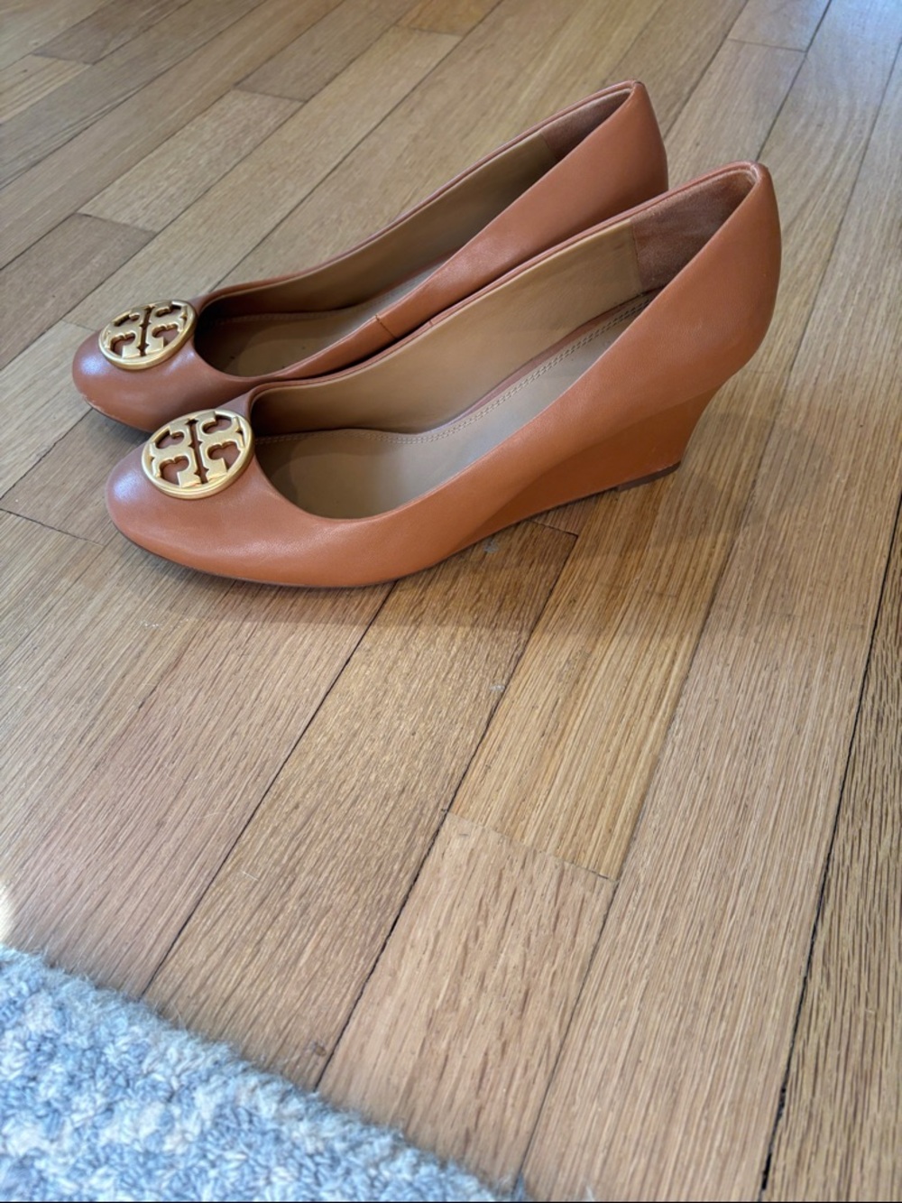 Tory Burch Tan Leather wedge with Gold Logo Medallion - Picture 3 of 5